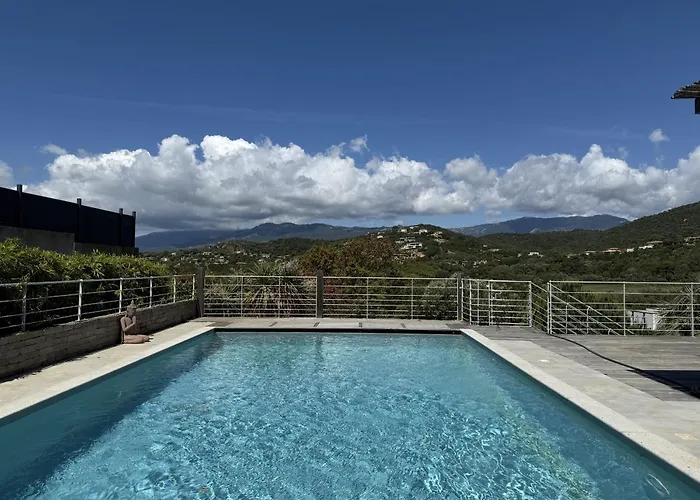 Kaki Villa