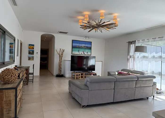 Kaki Villa