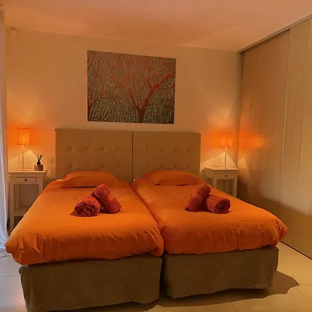 Kaki Villa *